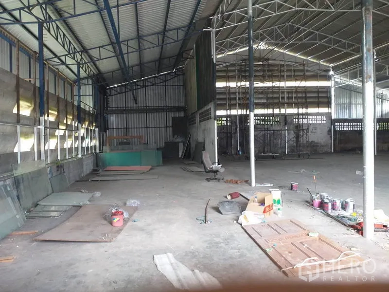 货栈 出租在Pak Kret, Nonthaburi - 金属夹芯板墙体的仓库分区，通风窗与宽阔储存/生产区域。