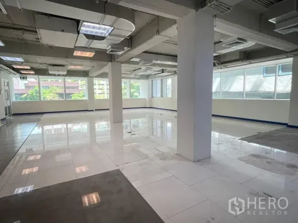 Office Space for rent in Ratchathewi, Bangkok - Spacious office floor plate with columns, ducted air-conditioning and natural light from perimeter windows.