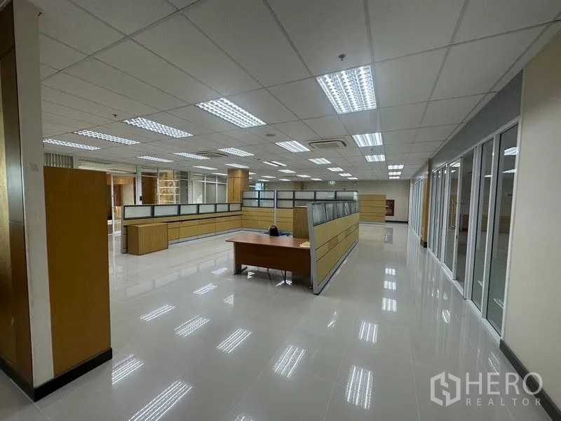 办公空间 出租在Suan Luang, Bangkok - 宽敞工作区，配工位、玻璃隔断与中央办公桌。