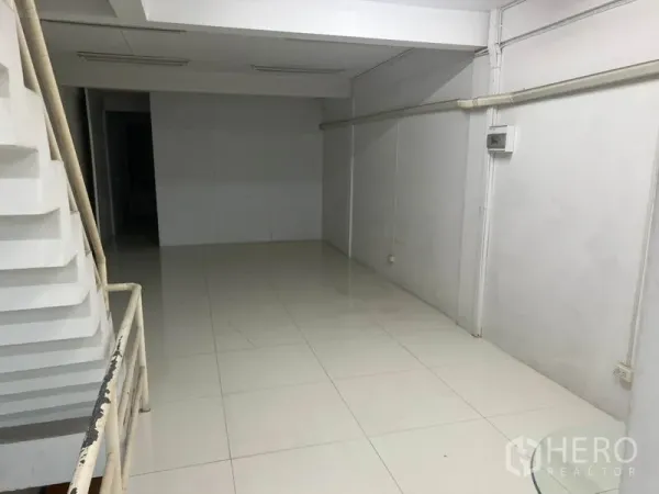 Shophouse for rent in Bang Rak, Bangkok - White-tiled room beside the stairwell, suitable for storage or workspace.