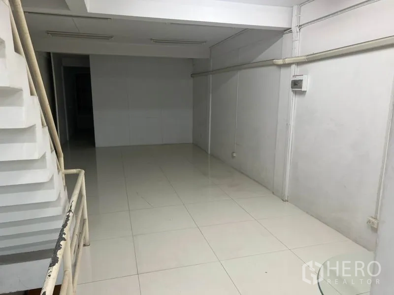 Shophouse for rent in Bang Rak, Bangkok - White-tiled room beside the stairwell, suitable for storage or workspace.