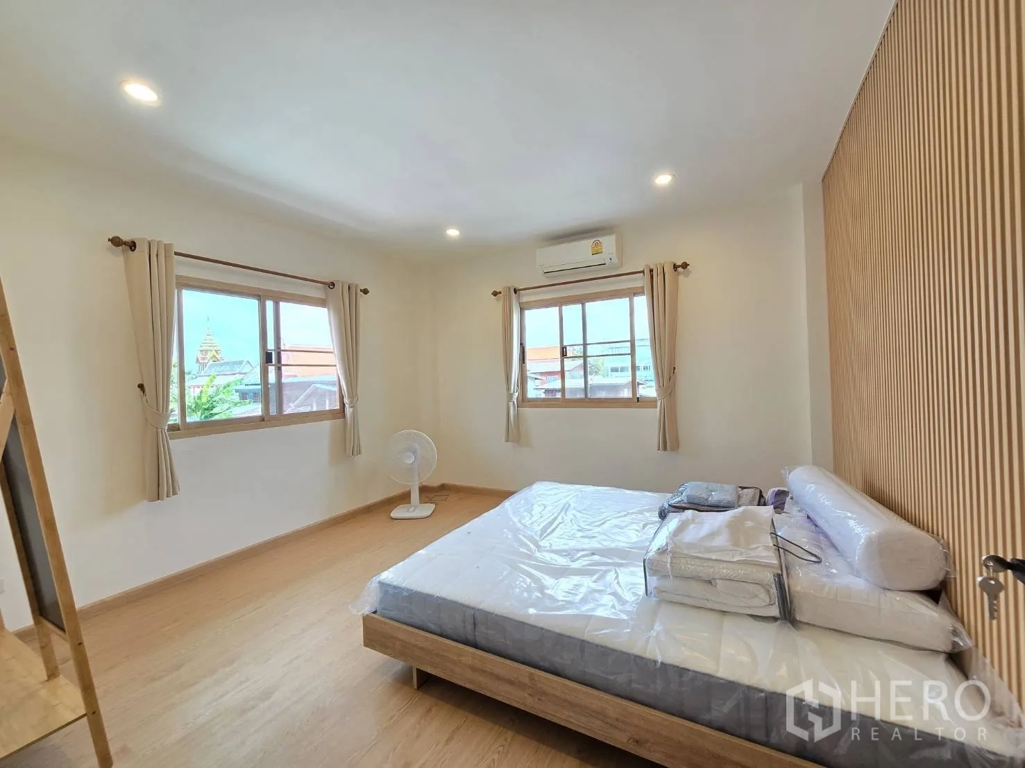 Detached House for sale in Suan Luang, Bangkok - Bright bedroom with two windows, air-conditioning and a double bed.