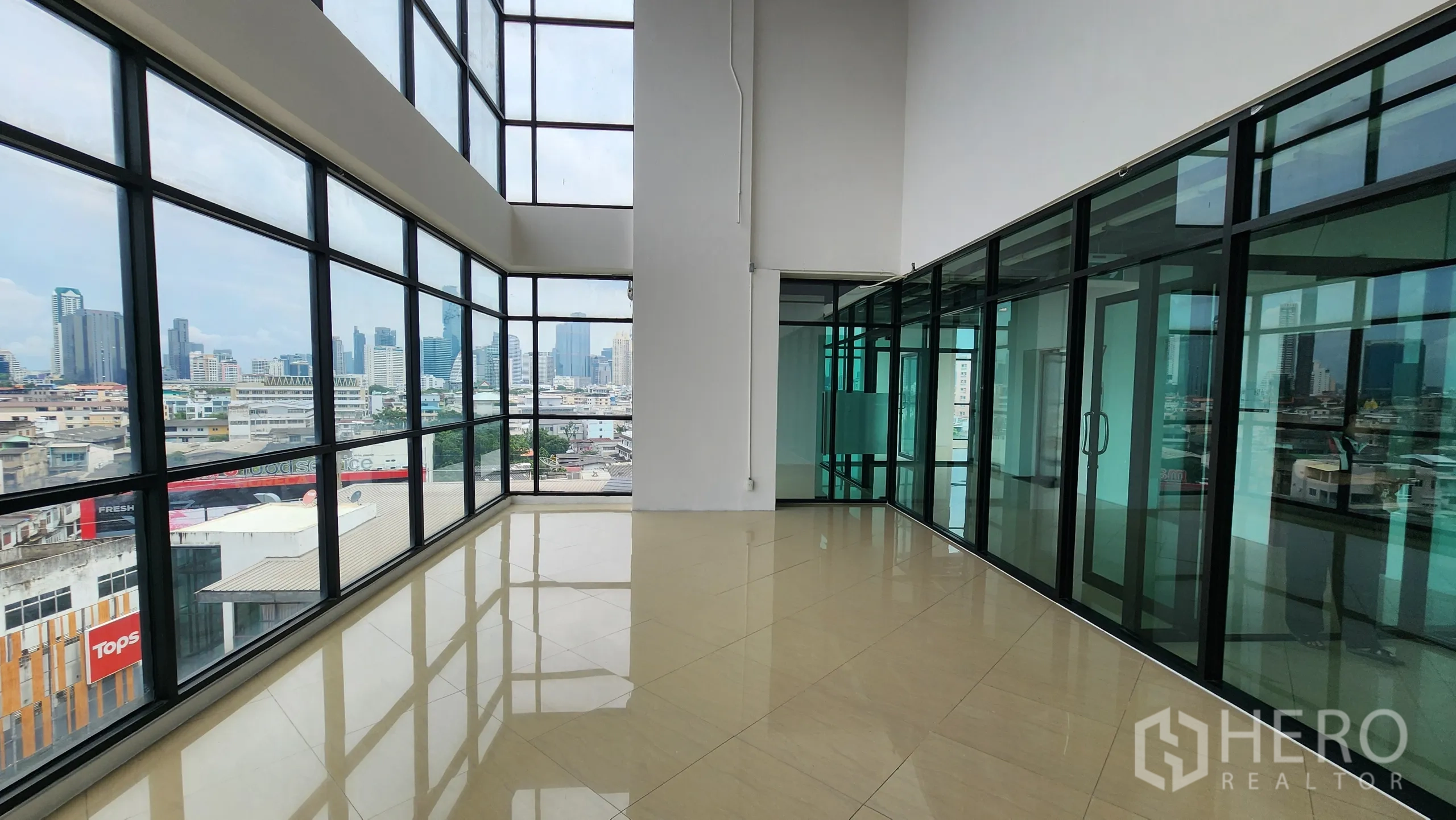 Office Space for rent in Yan Nawa, Bangkok - Large office area with glass partitions and panoramic skyline of Bangkok.