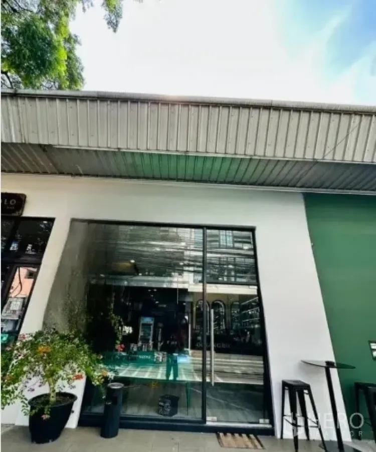 พื้นที่ขายปลีก ให้เช่าในWatthana, Bangkok - ด้านหน้าร้านกระจกเต็มบาน ผนังสีเขียว-ขาว และกันสาดเหล็ก ย่านทองหล่อ