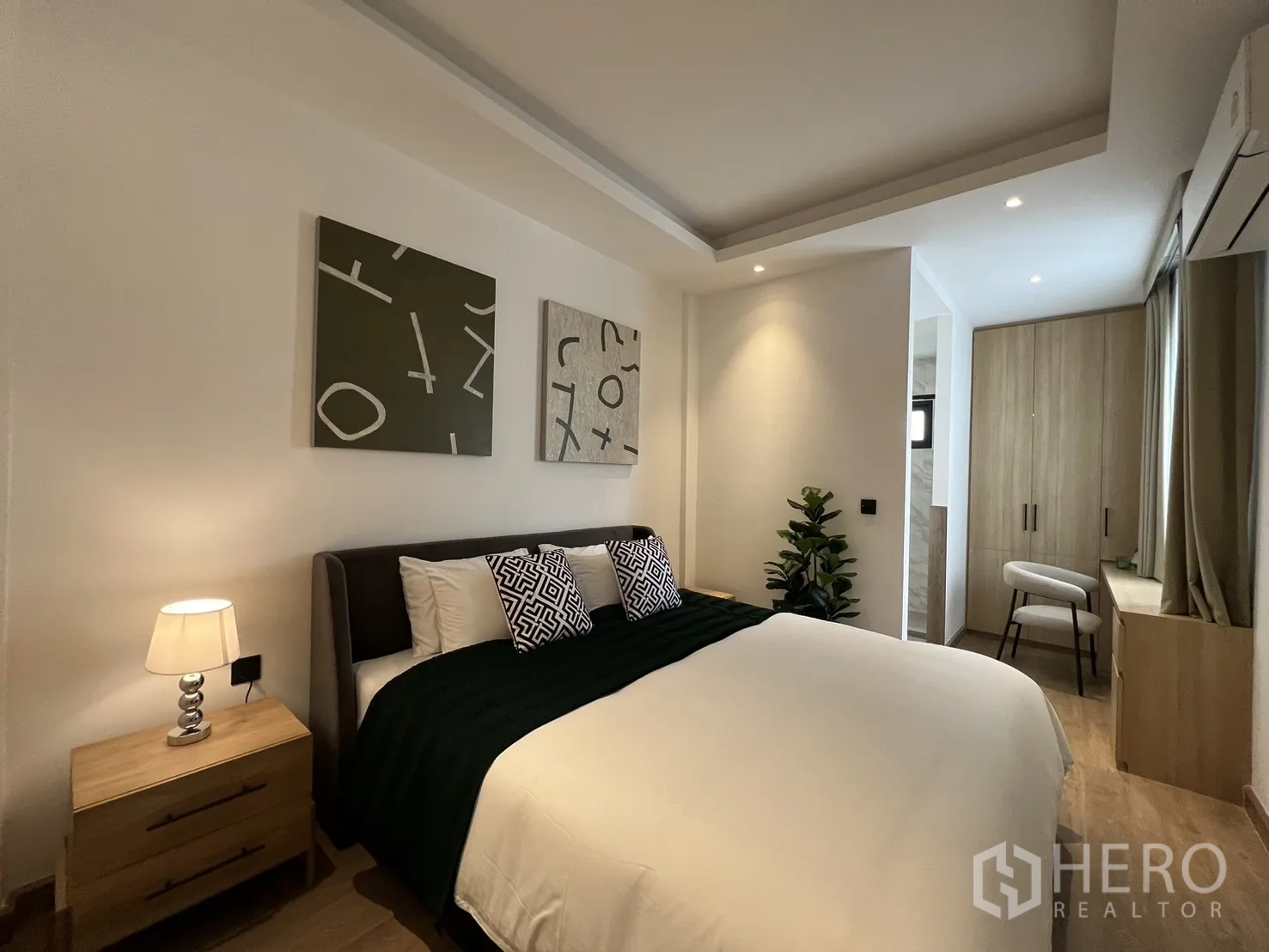 Townhouse for sale in Watthana, Bangkok - Alternate view of the cozy bedroom showing wardrobe and makeup desk.