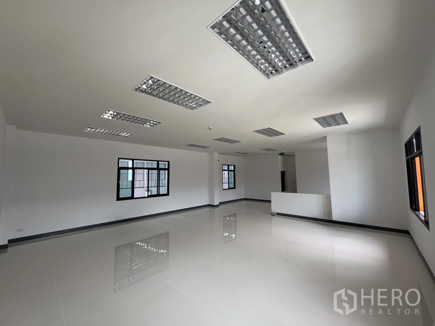 Factory for rent in Bang Pakong, Chachoengsao - Large upstairs office with grid lighting and tiled floors.