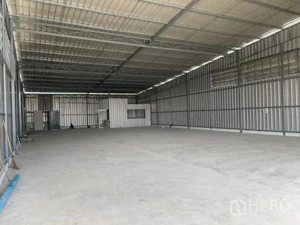 货栈 出租在Min Buri, Bangkok - 仓库内部开阔空间，高钢结构屋顶与混凝土地面。