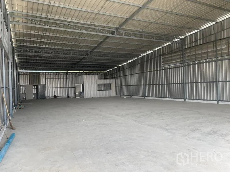 货栈 出租在Min Buri, Bangkok - 仓库内部开阔空间，高钢结构屋顶与混凝土地面。