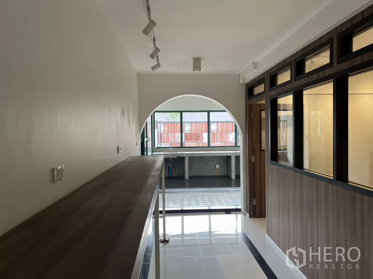 带办公室的家 出租或出售在Phra Khanong, Bangkok - 走廊拱门、吧台以及玻璃隔断房间