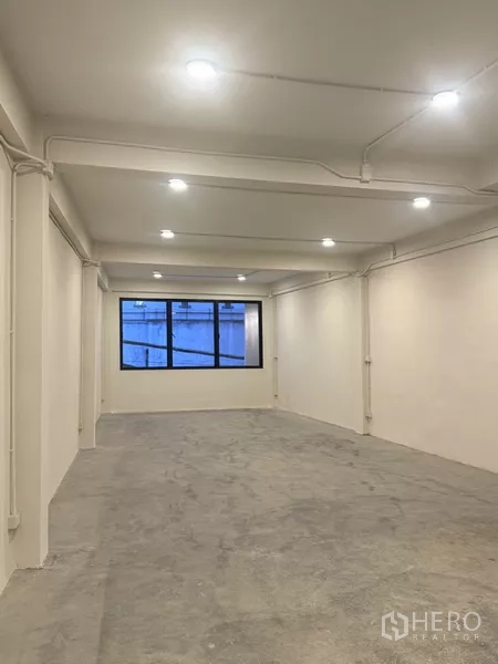 Shophouse for rent - Deep floor plate with side staircase and unfinished floor, suitable for showroom layout.