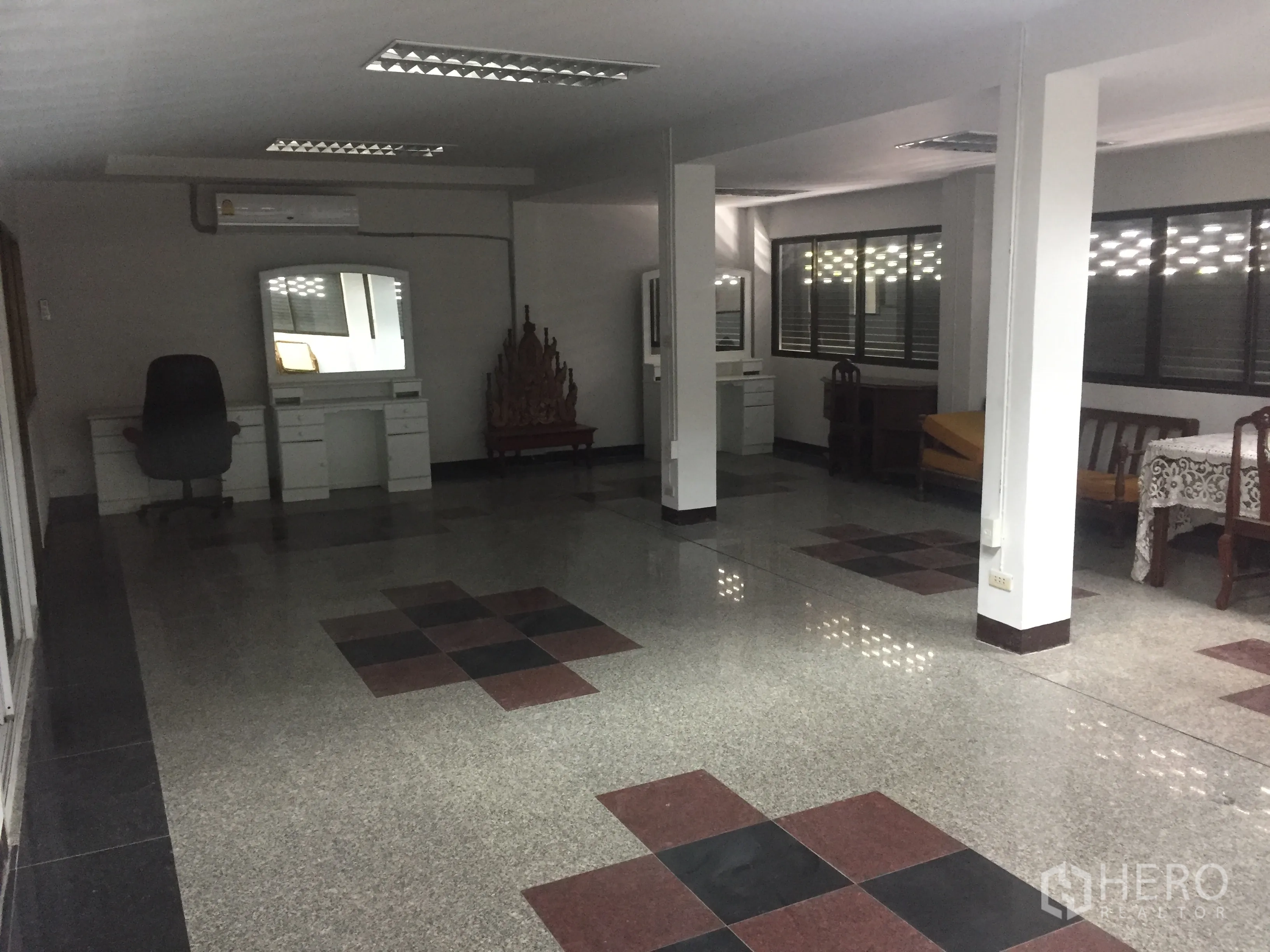 Home Office for rent in Watthana, Bangkok - Spacious open area with support columns, large windows and patterned tile flooring.