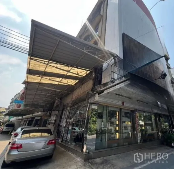 店屋 出租 - 多层转角店屋外观，宽大雨棚与现场停车位。