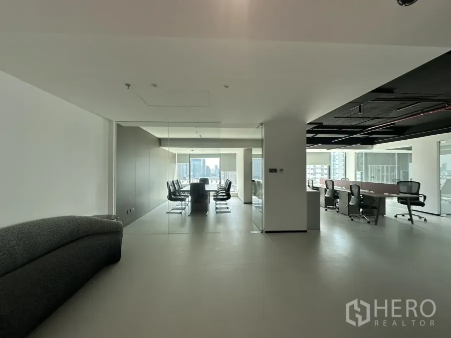 办公室 for rent in Din Daeng, Bangkok - 宽敞入口区，可见玻璃会议室与开放式工位区。