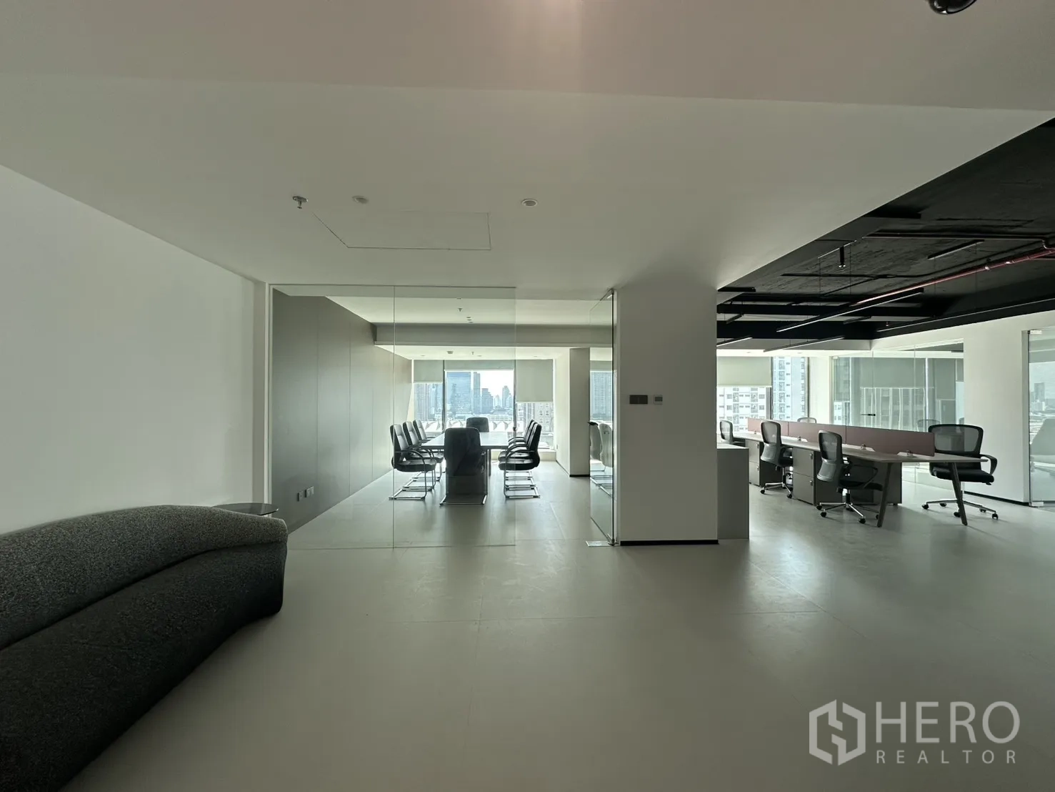 办公室 for rent in Din Daeng, Bangkok - 宽敞入口区，可见玻璃会议室与开放式工位区。