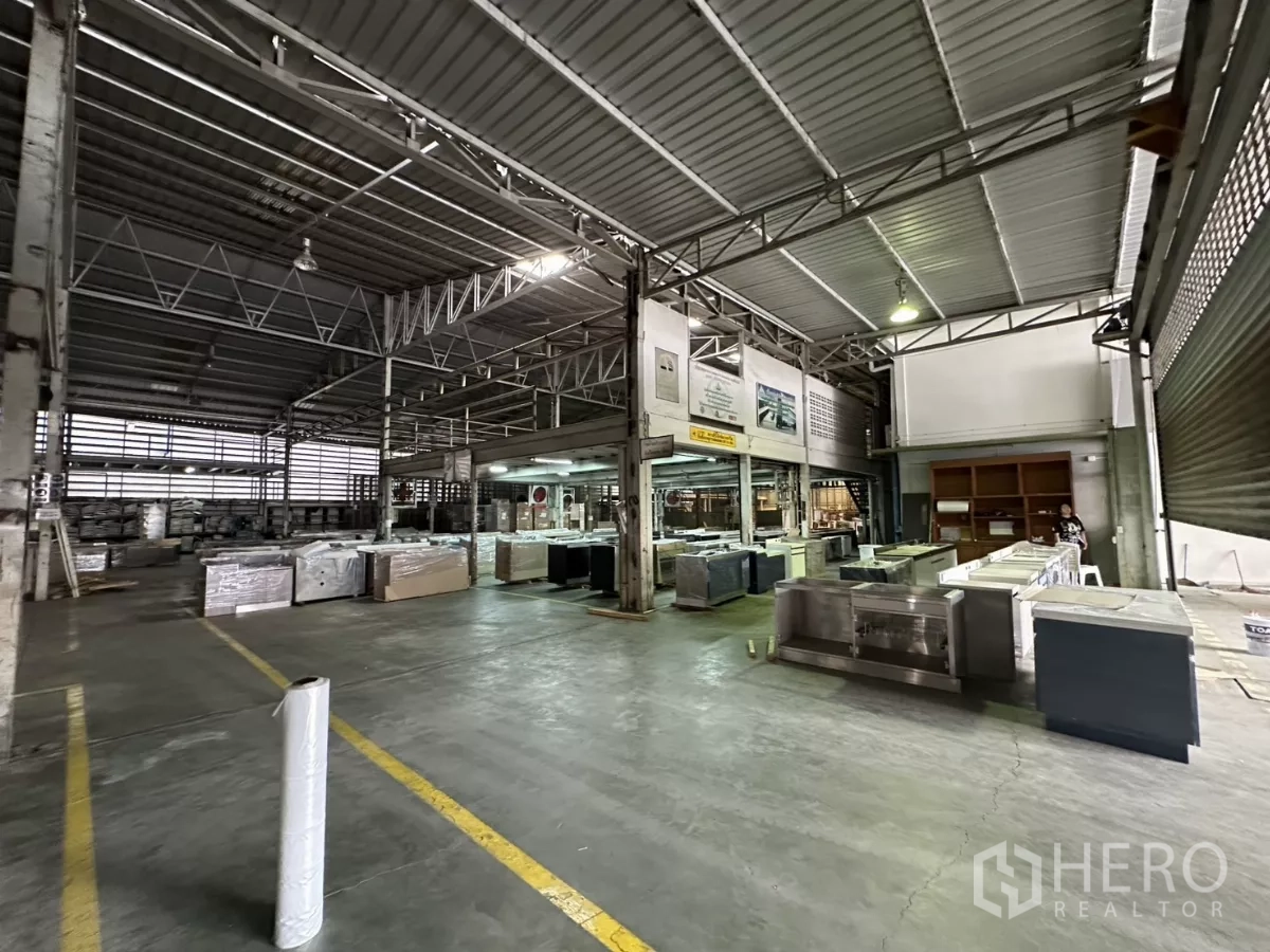 Warehouse for rent in Yan Nawa, Bangkok - Industrial floor space with mezzanine office and wide roller shutter entry.