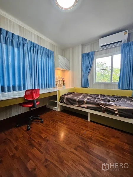 Detached House for rent - Kids’ bedroom with study desk, red chair, blue curtains and built-in single bed.
