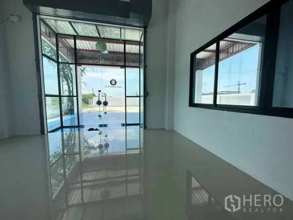 Warehouse for sale in Khlong Luang, Pathum Thani - Bright office lobby with full-height glass doors overlooking the yard.
