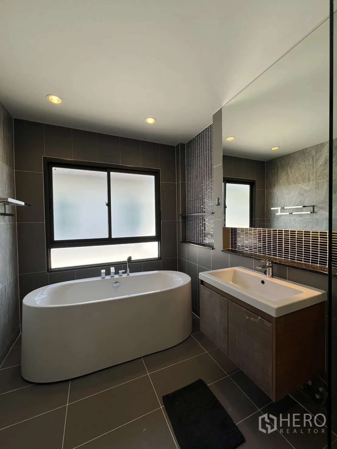 Detached House for rent or sale in Mueang Pathum Thani, Pathum Thani - Alternative view of the master bathroom showing tub and vanity.