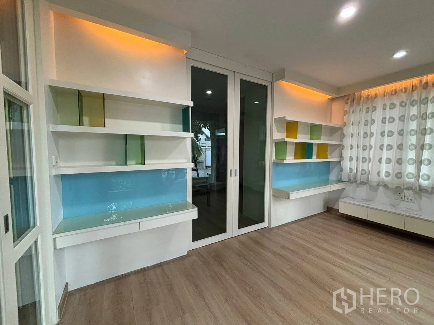 Detached House for rent in Bang Kapi, Bangkok - Built-in display shelves with accent lighting and sliding glass doors.