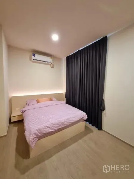 Townhouse for rent - Cozy bedroom with double bed, air conditioner and blackout curtains.