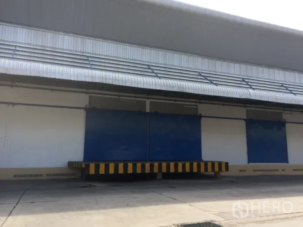 Warehouse for rent in Lat Krabang, Bangkok - Covered dock-high loading bay with blue doors at a modern warehouse in Lat Krabang, Bangkok.
