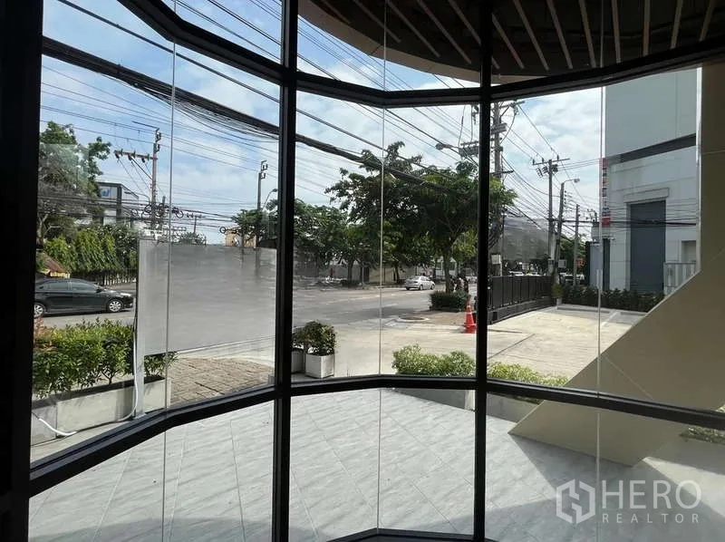 Retail Space for rent in Phra Khanong, Bangkok - Street view seen through bay-style floor-to-ceiling windows from inside the shop.