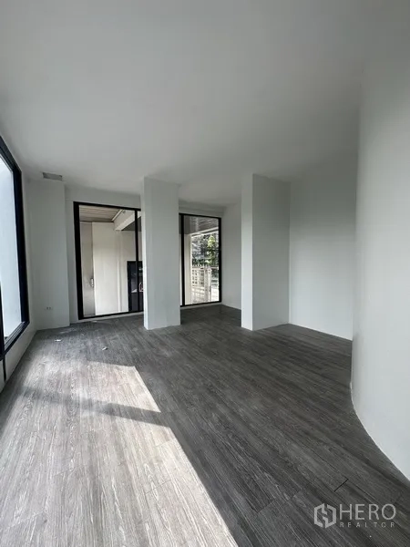 Retail Space for rent in Bang Rak, Bangkok - Corner retail space with columns, large glazing and access to the front entry.