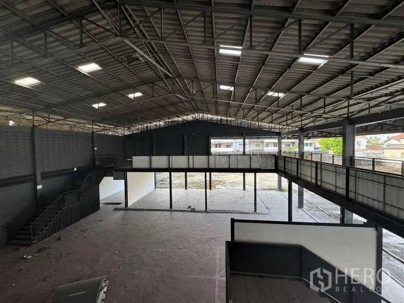 Warehouse for rent in Phra Khanong, Bangkok - Spacious open-plan warehouse with steel trusses and a long mezzanine along the walls.