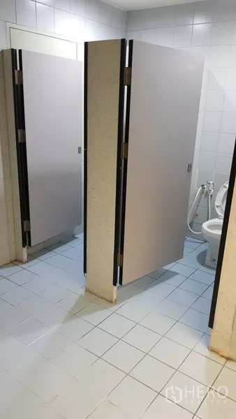 Office Space for rent in Din Daeng, Bangkok - Clean tiled restroom with private stalls and handheld bidet.