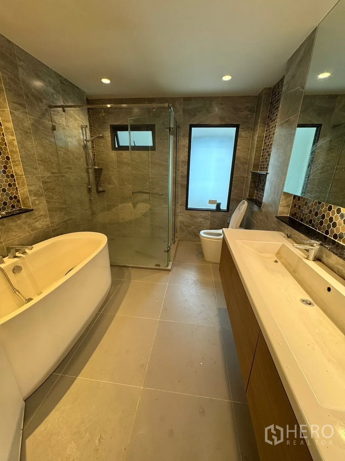 Detached House for sale in Mueang Pathum Thani, Pathum Thani - Master bathroom with bathtub, glass shower and double vanity.