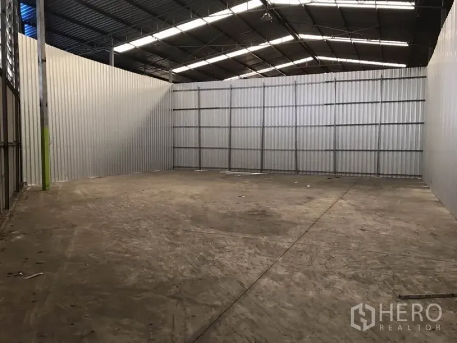 货栈 出租在Bang Na, Bangkok - 宽敞空置仓库，金属板墙体，高钢结构屋顶与混凝土地面。