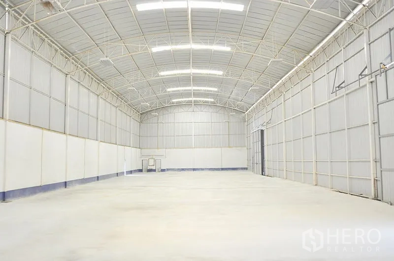 Warehouse for rent in Lat Krabang, Bangkok - Spacious warehouse interior with high arched steel roof, skylights and smooth concrete floor