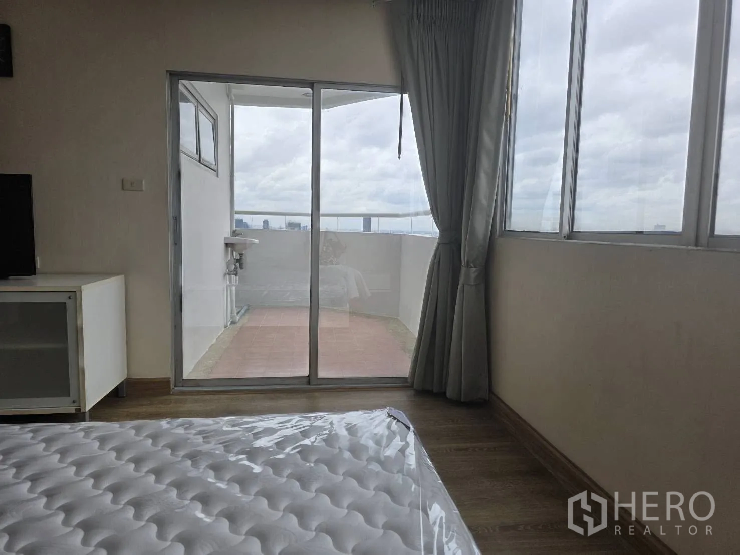Condominium for rent in Khlong Toei, Bangkok - Sliding glass door from bedroom to a private balcony.