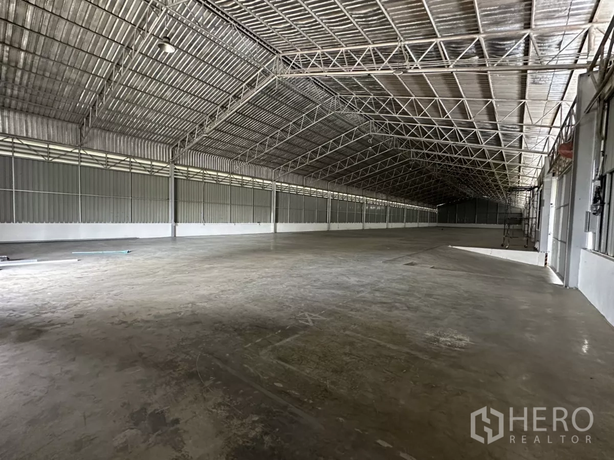 คลังสินค้า ให้เช่าในLat Krabang, Bangkok - ฮอลล์โกดังเพดานสูง โครงเหล็กตลอดแนว พร้อมพื้นที่โหลดสินค้ากว้างริมผนัง