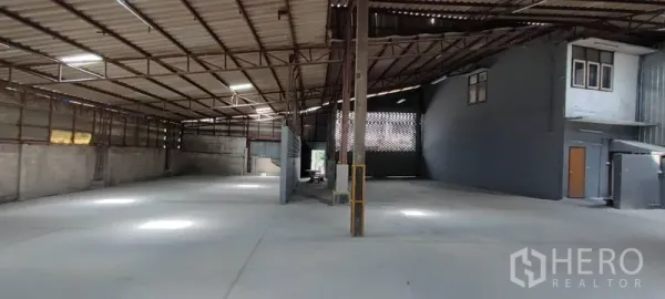 Warehouse for rent in Phra Khanong, Bangkok - Spacious warehouse with ventilated block wall, expansive open floor, and mezzanine office unit.