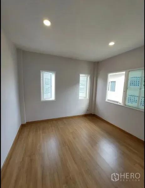 Detached House for sale in Bang Yai, Nonthaburi - Empty bedroom with wood flooring and corner windows for natural light