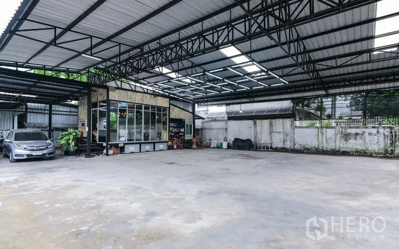 货栈 出租在Bueng Kum, Bangkok - 超大有顶混凝土场地，高钢架屋顶，适合停车与装卸。
