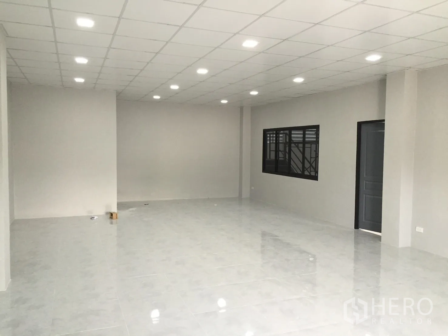 โกดัง for rent in Bang Phli, Samut Prakan - พื้นที่สำนักงานชั้นล่าง พื้นกระเบื้องและไฟฝังฝ้า