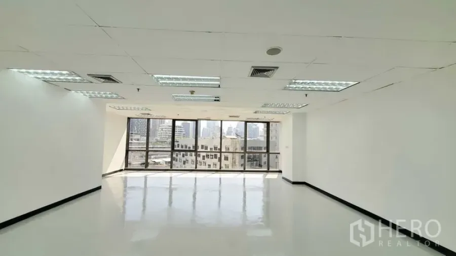 Office Space for rent in Watthana, Bangkok - Bright open-plan office with large windows, city views, glossy floors, and suspended ceiling lights in Watthana, Bangkok.