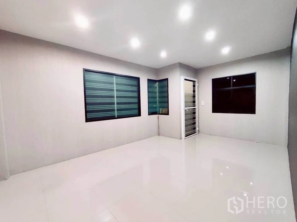 Warehouse for rent in Lam Luk Ka, Pathum Thani - Bright office room with tiled floor, recessed lights and large windows.