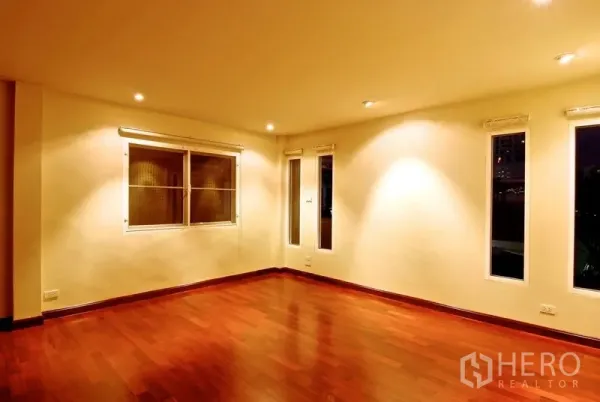 Detached House for rent in Watthana, Bangkok - Bright corner room with wood flooring, multiple windows and downlights.