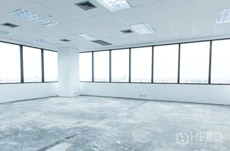 办公空间 出租在Bang Na, Bangkok - 开放式办公区，白色墙面与全景窗，格栅吊顶配空调出风口与灯盘。