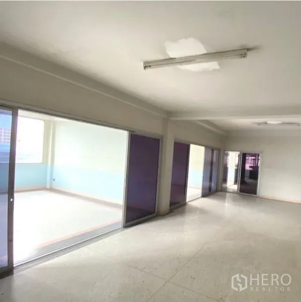 Warehouse for rent or sale in Mueang Samut Sakhon, Samut Sakhon - Bright office-style room inside the warehouse with sliding glass partitions and tiled flooring.