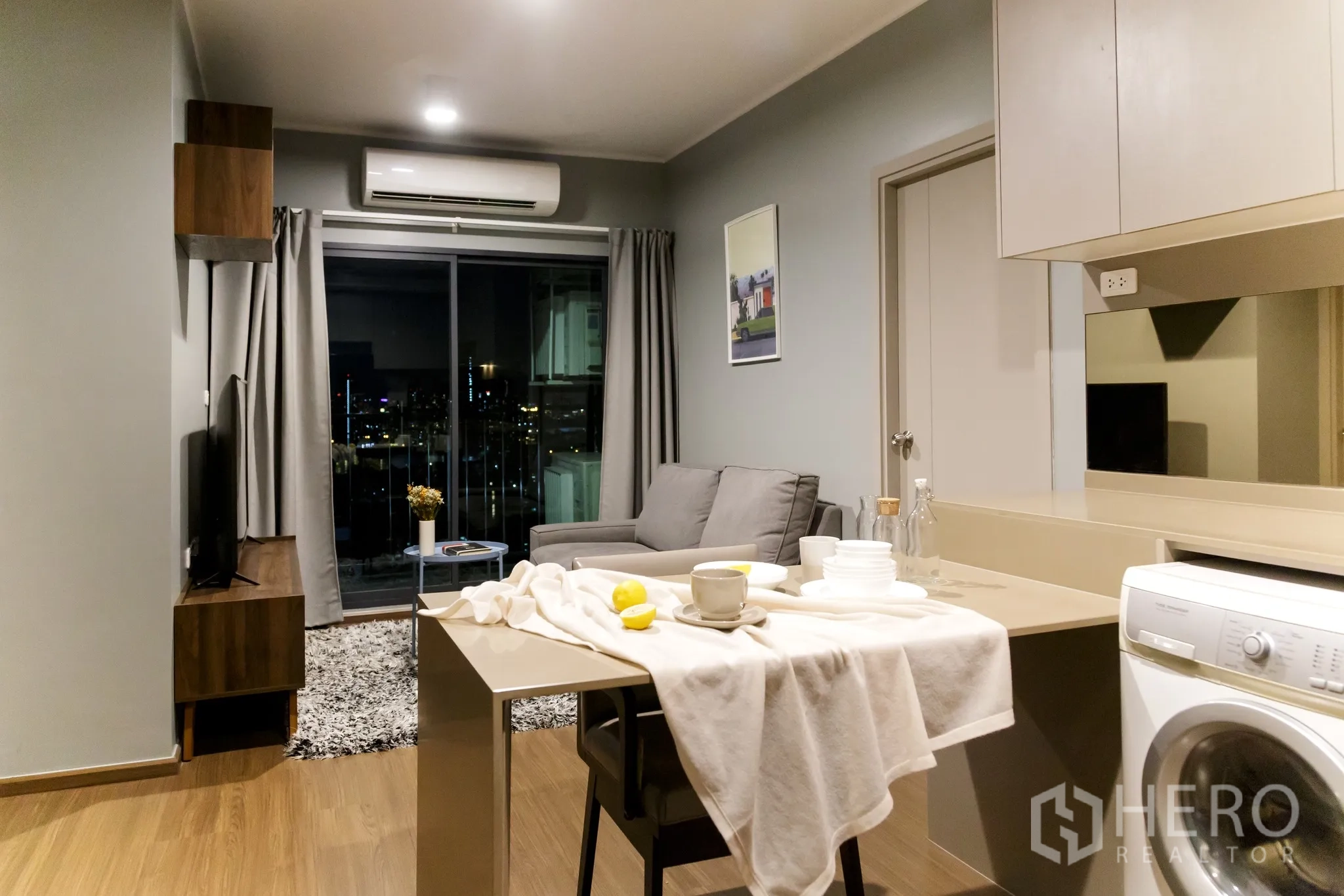 公寓 for rent in Phra Khanong, Bangkok - 开放式客餐厅，推拉玻璃门与夜景阳台。