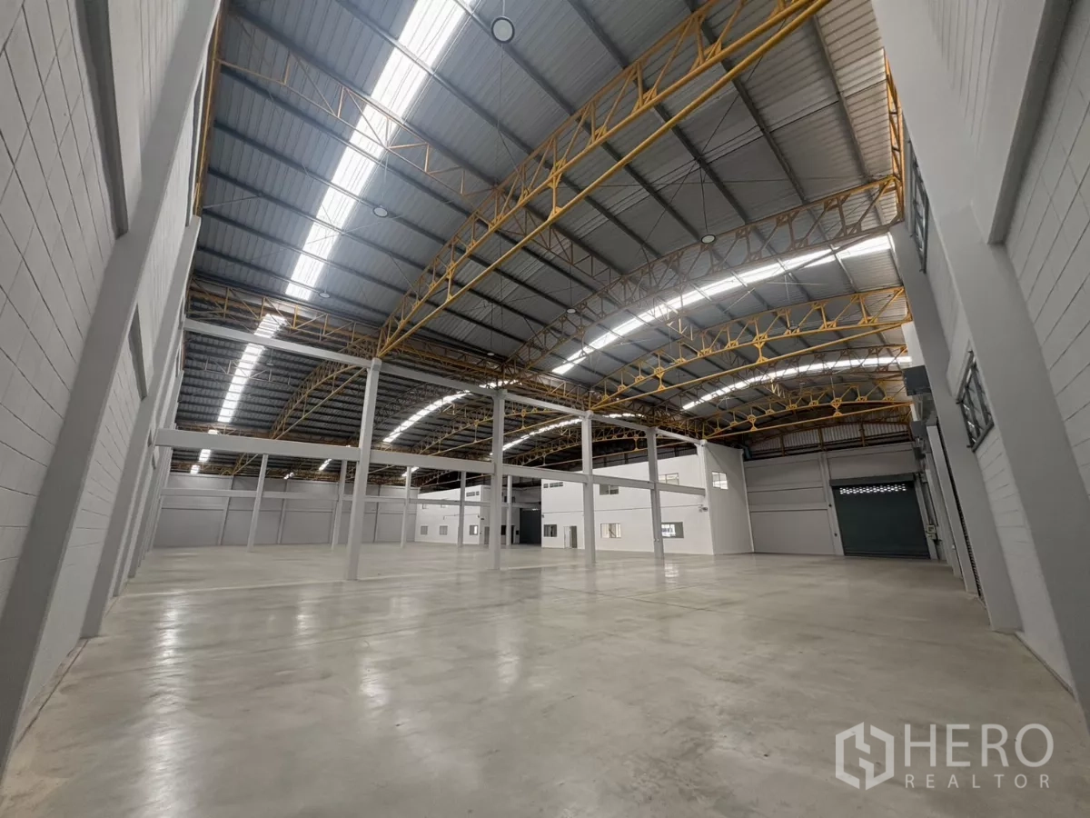 Factory for rent in Bang Phli, Samut Prakan - High-clear factory space with multiple bays and reinforced concrete flooring.
