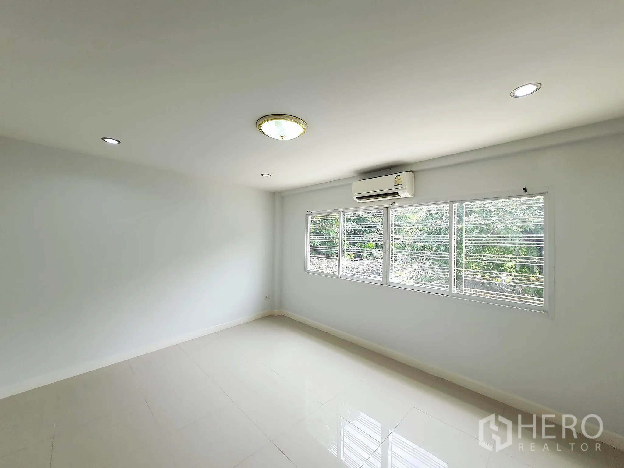 带办公室的家 出租在Khlong Toei, Bangkok - 大卧室，整排窗户、空调与亮面地砖。