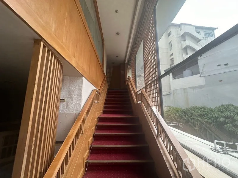 Retail Space for rent in Bang Rak, Bangkok - Walkway with stepping-stone design, white pebbles, and view to wooden private rooms.
