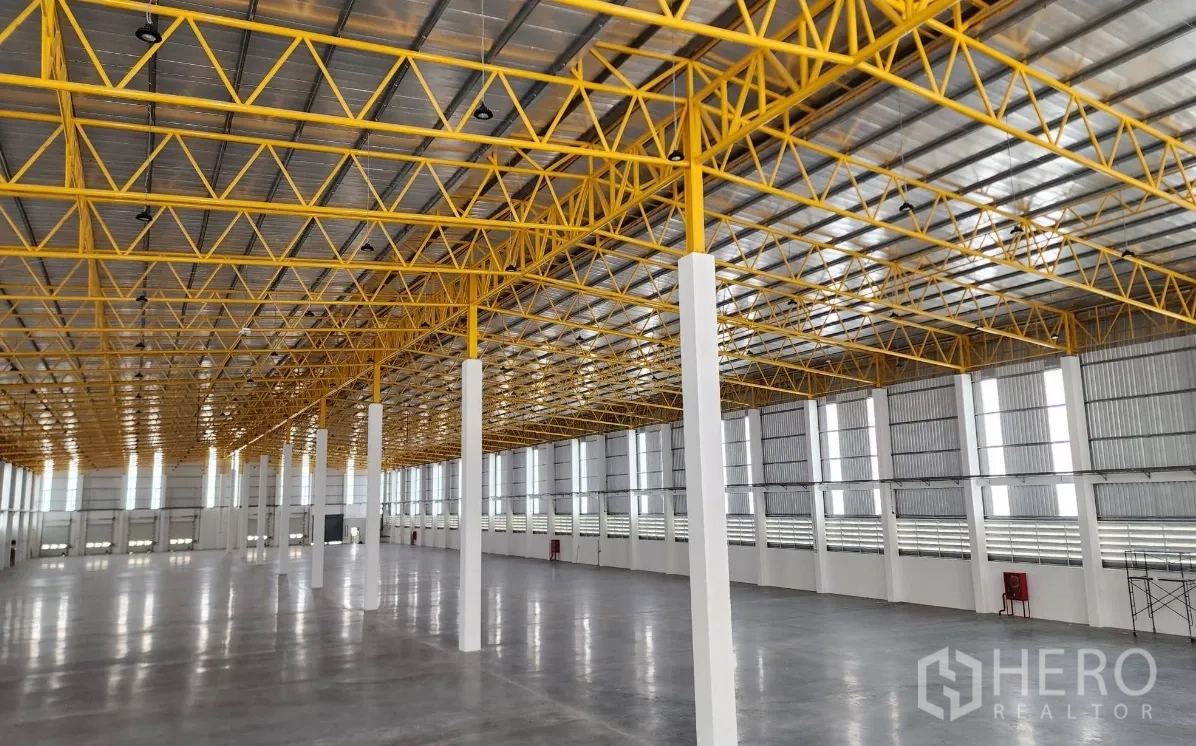 仓库 for rent in Lat Krabang, Bangkok - 仓库屋顶细节，钢桁架结构、透光屋面板与清晰的立柱布局。