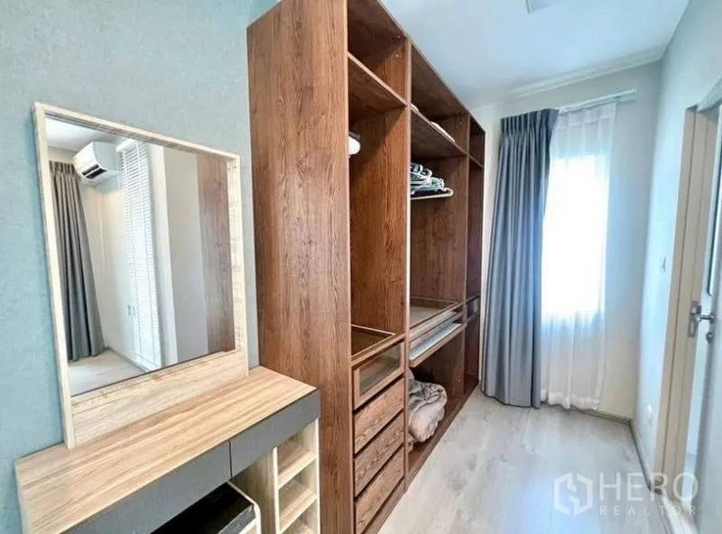 Detached House for rent - Walk-in closet with open wooden wardrobe system and vanity.