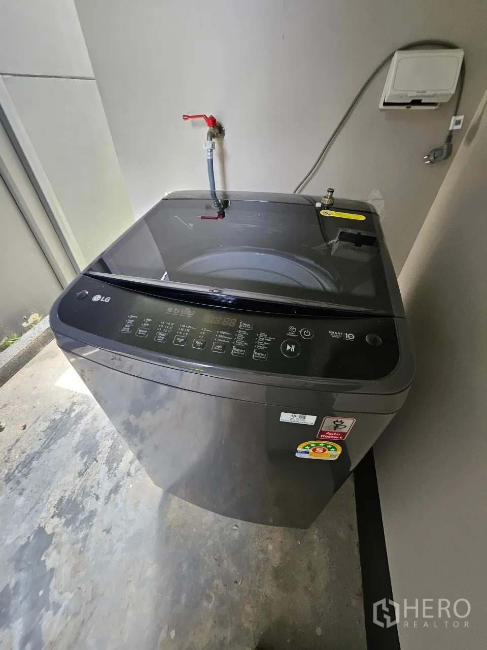 Detached House for rent in Bang Kapi, Bangkok - Outdoor laundry corner with top-load washing machine and faucet.